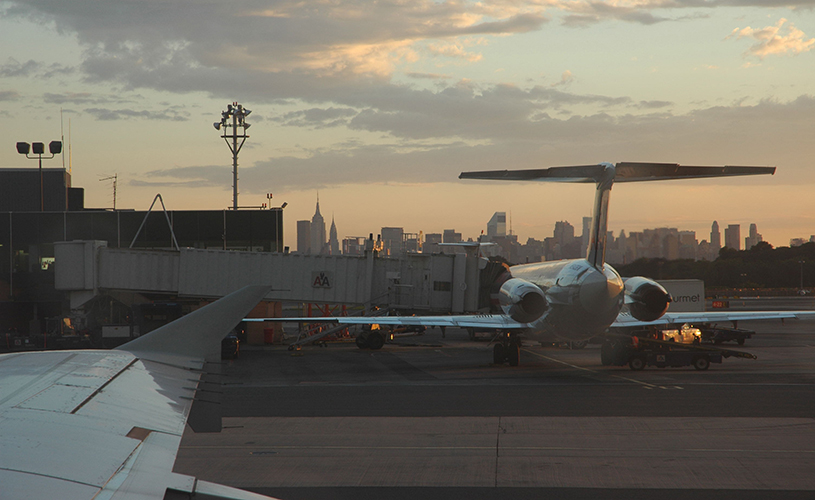 laguardia airport planes